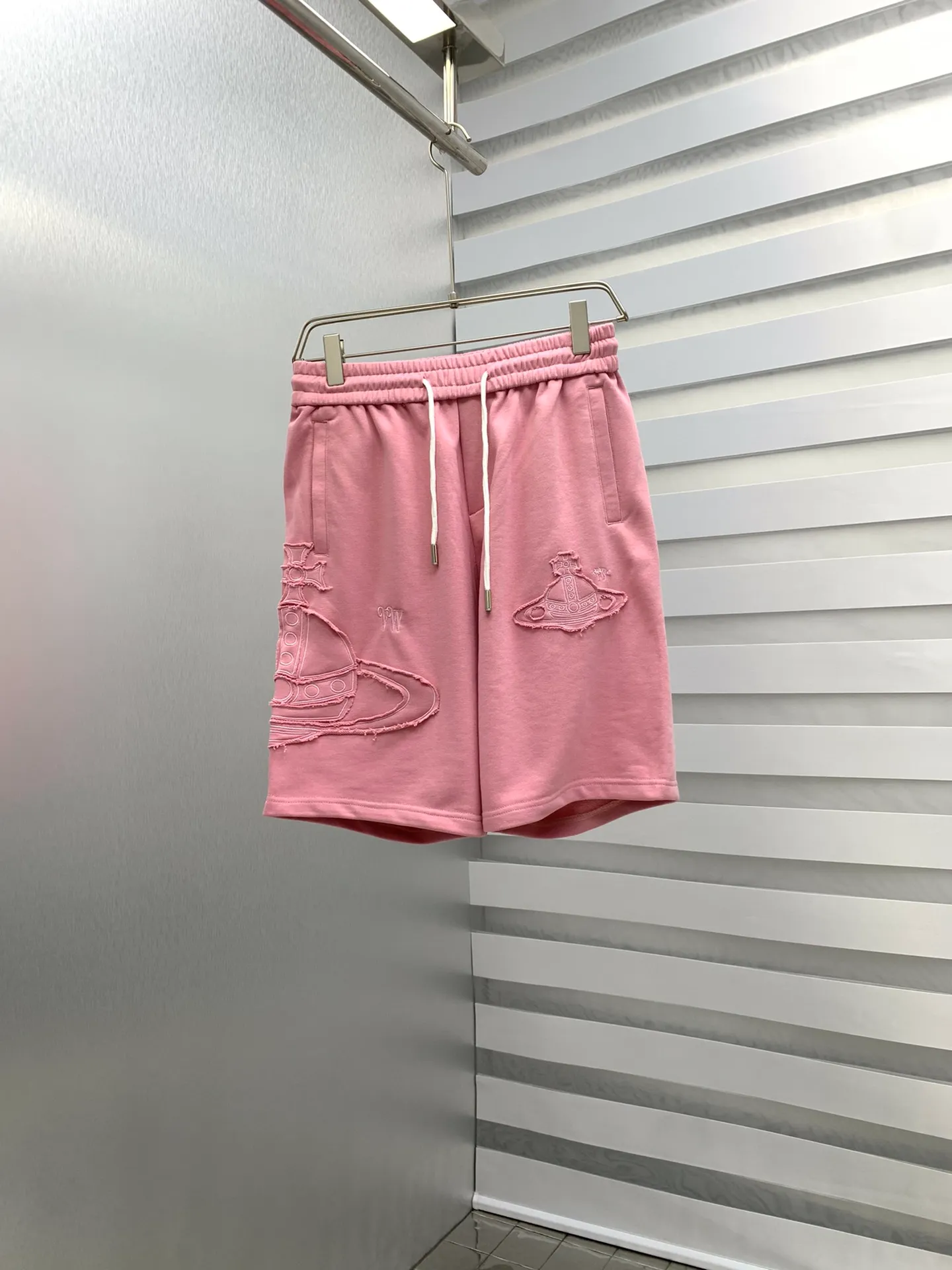 Queen Mother's 2026 summer New Arrival men's casual shorts, advanced custom Breathable fabric, Breathable elasticity and comfort, impeccable details, top accessories, original logo design concept, delicate and soft feel! The upper body fit is awesome! Size: M-XXXL Please state your height and weight when ordering